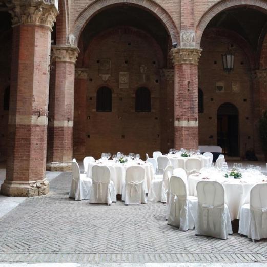 Matrimoni Civili Siena Sposi - Cortile del Podestà - Wedding Siena 6